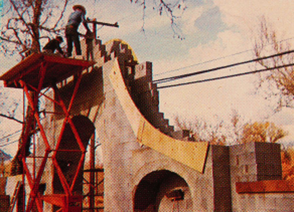 Construction of Tlaquepaque in the 1970s, workers on scaffolding